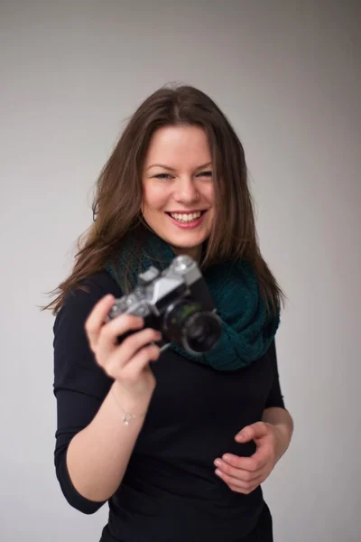 A menina com uma câmera de filme antigo Zenit posando em estúdio — Fotografia de Stock