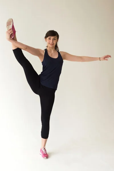 Mladá dívka během cvičení, jóga, fitness — Stock fotografie