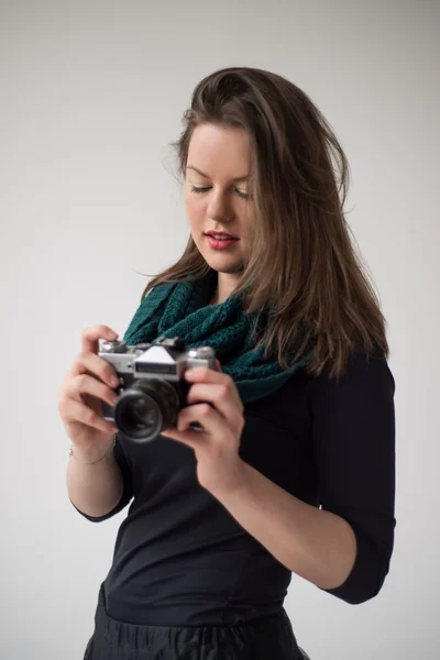 A menina com uma câmera de filme antigo Zenit — Fotografia de Stock