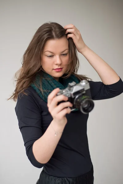 Dziewczyna z starej kamery filmowej Zenit — Zdjęcie stockowe