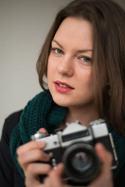 The girl with an old film camera Zenit — Stock Photo, Image