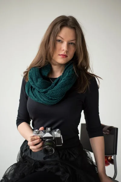 A menina com uma câmera de filme antigo Zenit — Fotografia de Stock