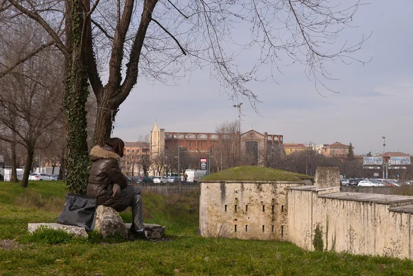 Chica mirando cuidadosamente las ruinas del castillo en el centro de Verona en Italia — Foto de Stock