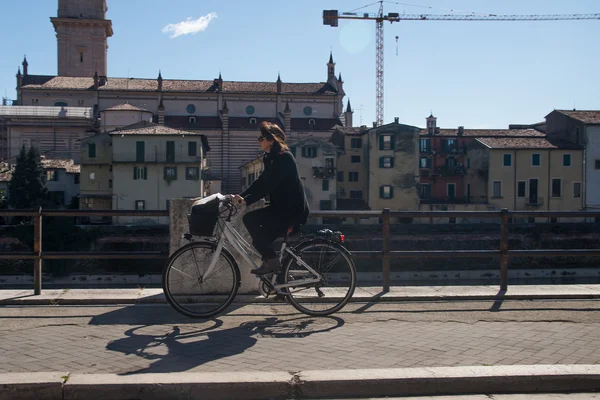 イタリアのヴェローナの中心部を散歩中の住民 — ストック写真