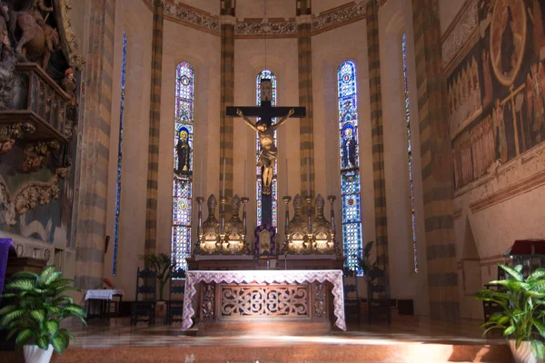 Interior and exterior Cathedral of St. Anastasia in Verona — Stock Photo, Image