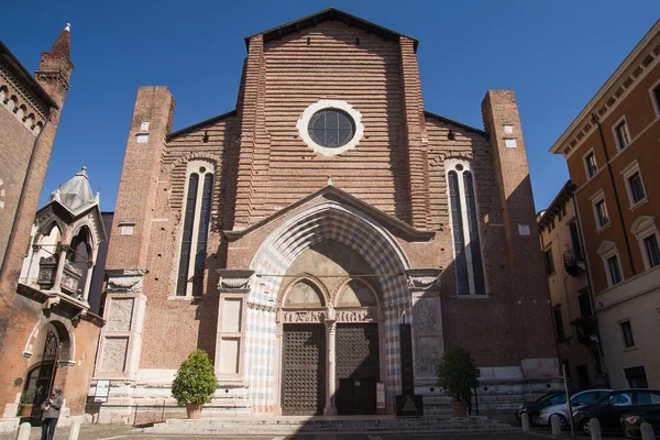 インテリアとヴェローナの聖アナスタシアの外装大聖堂 — ストック写真