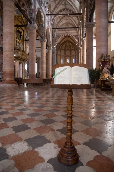Interior y exterior Catedral de Santa Anastasia en Verona — Foto de Stock