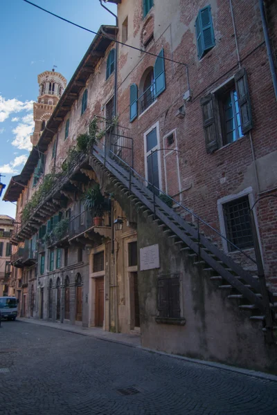 Edifício histórico perto do centro de Verona, na Itália — Fotografia de Stock