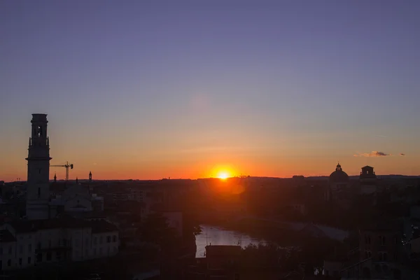 Sonnenuntergang von der Höhe des Zentrums von Verona in Italien — Stockfoto