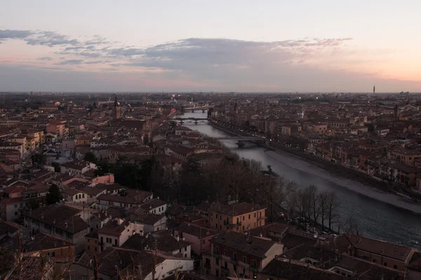 Éjszakai kilátás a magasból, Verona, Olaszország — Stock Fotó