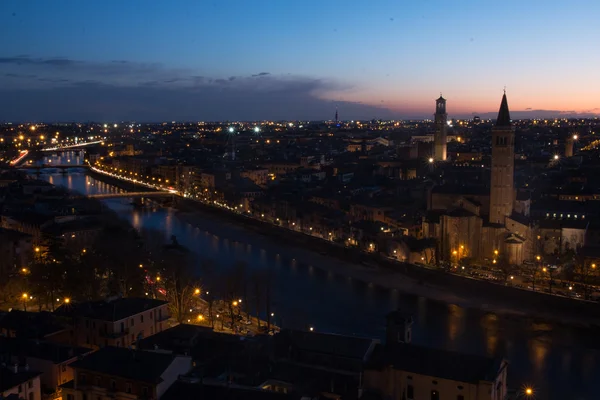 Éjszakai kilátás a magasból, Verona, Olaszország — Stock Fotó