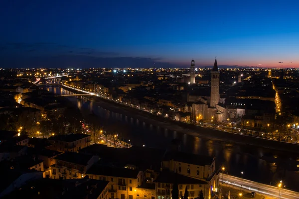 Noční pohled z výšky Veroně v Itálii — Stock fotografie