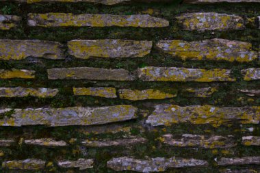 Sirmione'da Garda Gölü kıyısında kalenin antik taş duvarlar