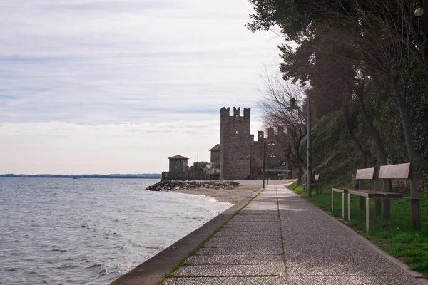 Área de recreação na costa do Lago de Garda em Sirmione — Fotografia de Stock