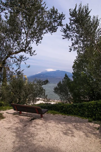 Vistas dos Alpes Italianos da margem oposta do Lago de Garda em Sirmione — Fotografia de Stock