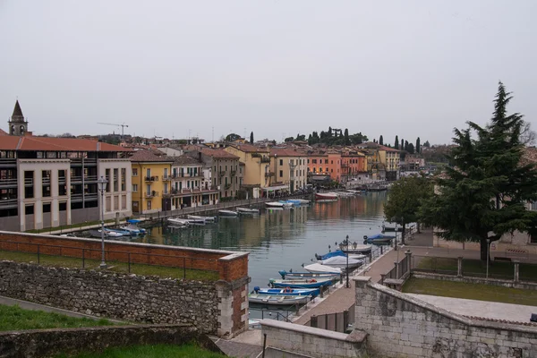 Pesquera - een stad aan de oevers van het Gardameer in Italië — Stockfoto