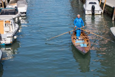 Venedik'in merkezinde kanalda üzerinde tekne yüzen