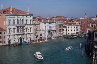 Grand Canal Venedik İtalya boyunca yürümek