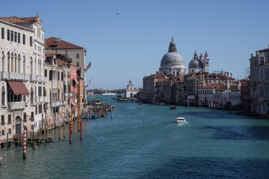 Grand Canal Venedik İtalya boyunca yürümek