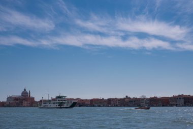Venedik'in merkezinde kanalda üzerinde tekne yüzen