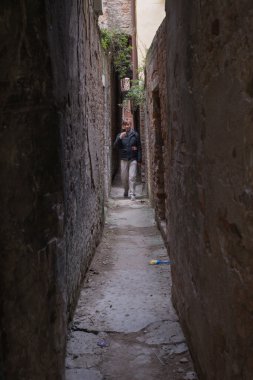 En dar sokakları ve yürüyüş yolları Venedik İtalya
