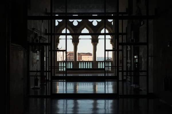 Venster in het museum aan het Dogenpaleis in Venetië — Stockfoto