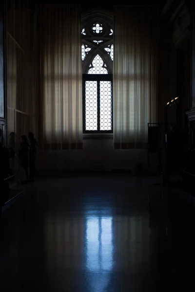 Venster in het museum aan het Dogenpaleis in Venetië — Stockfoto