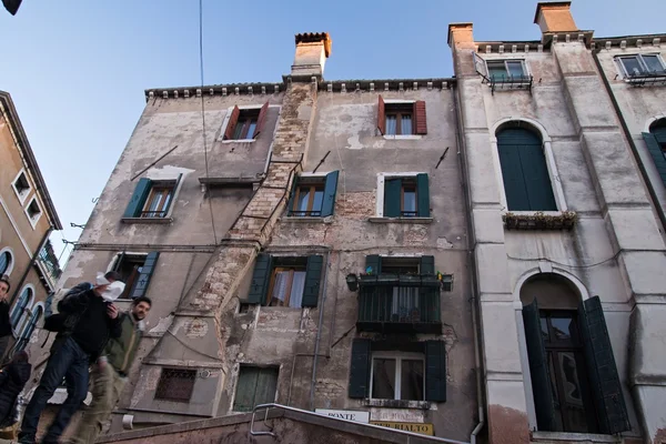 Η αρχιτεκτονική των παλιών κτιρίων στο κέντρο της Βενετίας — Φωτογραφία Αρχείου
