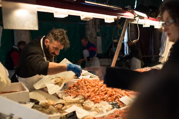 Verkoop verse zeevruchten markt van Rialto in Venetië — Stockfoto