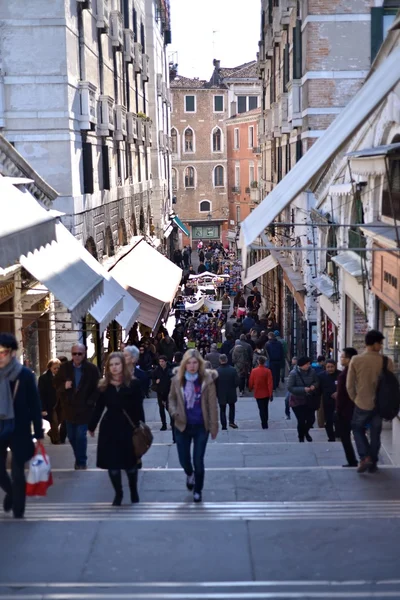 Lidé chodí na náměstí v centru Benátek — Stock fotografie