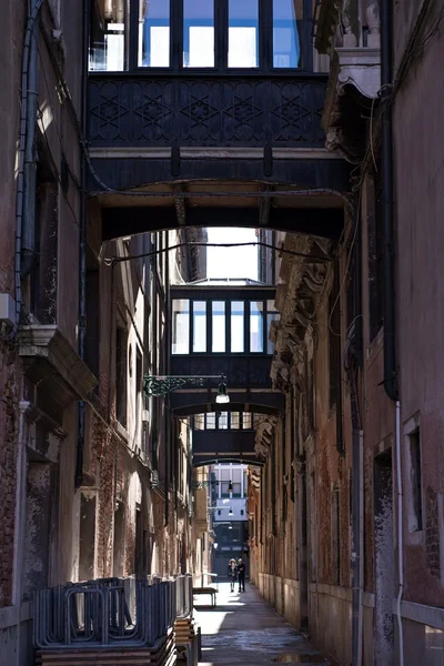 A arquitetura de edifícios antigos no centro de Veneza — Fotografia de Stock