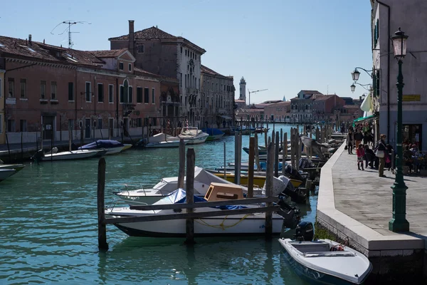 Лодка плавает по каналу в центре Венеции — стоковое фото