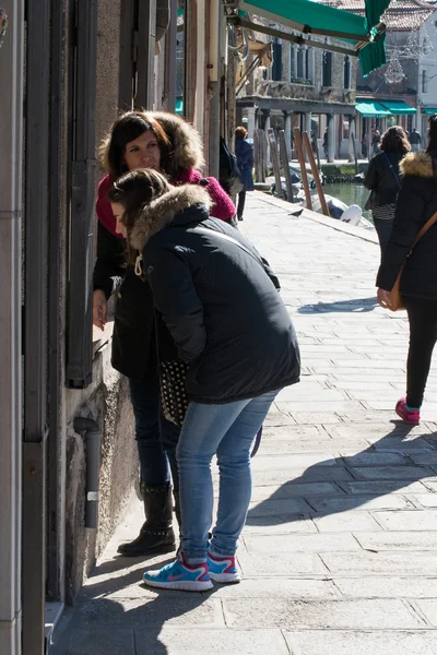 As pessoas caminham na praça no centro de Veneza — Fotografia de Stock