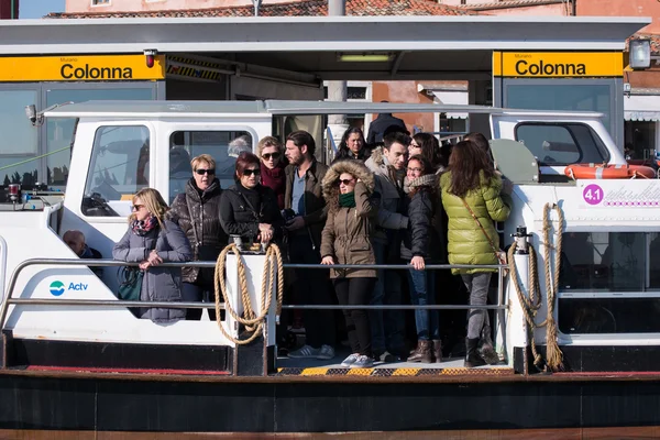 A hajó az utasok számára, hogy a sziget Burano Velencében — Stock Fotó