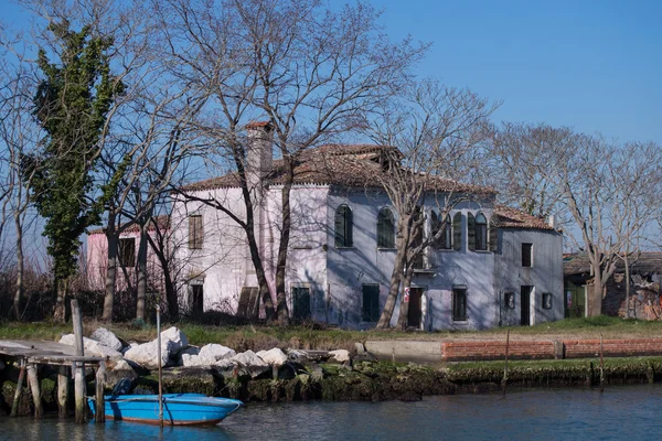 Old buildings on a canal in Venice, Italy — Stock Photo, Image