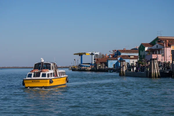 Levereras med passagerare till ön av Burano i Venedig — Stockfoto