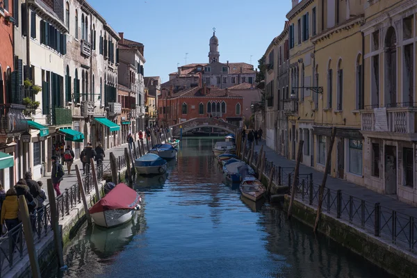 Каналы на улицах Венеции в Италии — стоковое фото