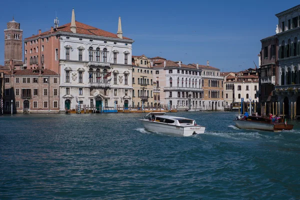 走在意大利的威尼斯大运河 — 图库照片