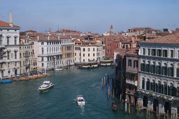 Wandelen langs het Canal Grande in Venetië in Italië — Stockfoto