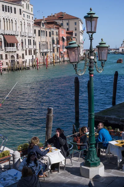 Прогулка по Гранд-каналу в Венеции в Италии — стоковое фото