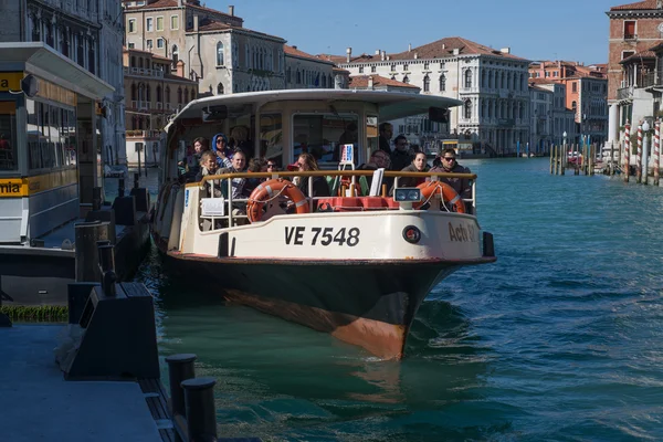 Bateau flotte sur le canal dans le centre de Venise — Photo