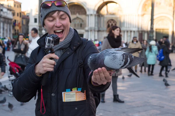 Jovem alimentando pombos no centro de Veneza — Fotografia de Stock