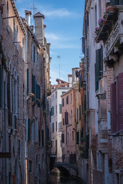 Kanalen op de straten van Venetië in Italië — Stockfoto