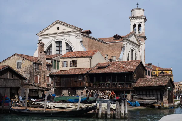イタリア、ヴェネツィアの運河沿いに古い建物 — ストック写真
