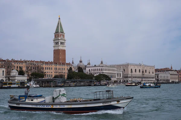 Boat floats on the canal in center of Venice — Stock Photo, Image