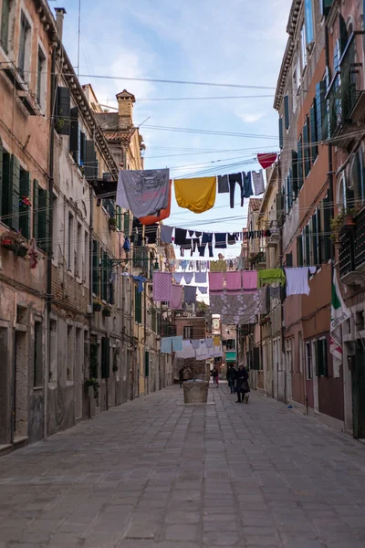 Roupa de secagem em uma corda em uma rua residencial em Veneza — Fotografia de Stock