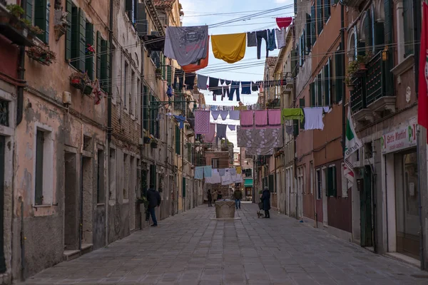 Séchage de vêtements sur une corde dans une rue résidentielle de Venise — Photo