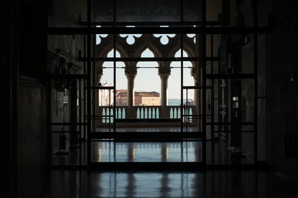 Okno v muzeu na Dóžecí palác v Benátkách Stock Fotografie