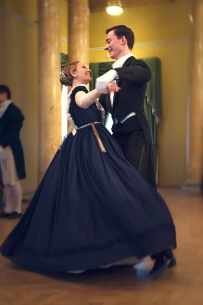 Pareja joven bailando el vals en el salón de baile —  Fotos de Stock