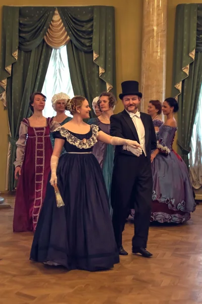 Pareja joven bailando el vals en el salón de baile —  Fotos de Stock